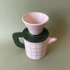 Ensemble carafe et percolateur à motif carreaux