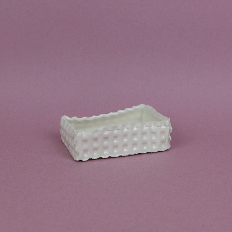 Petit plat texturé en porcelaine