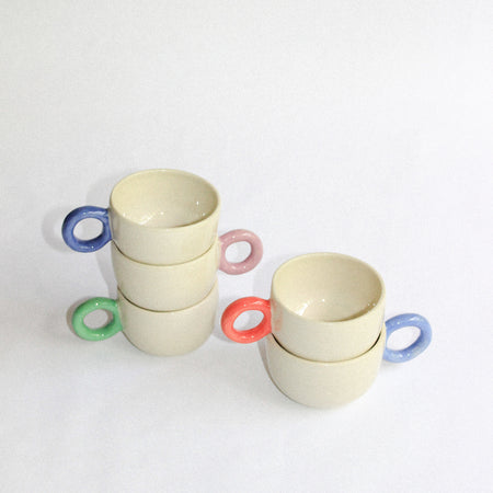 Tasse à anse anneau coloré