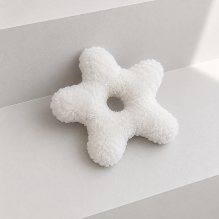 Petit coussin fleur blanc poilu