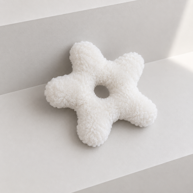Petit coussin fleur blanc poilu
