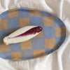 Assiette ovale à carreaux bleus