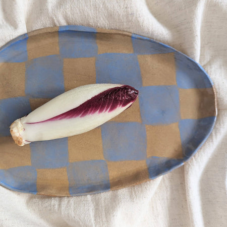 Assiette ovale à carreaux bleus