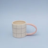 Tasse à carreaux avec anse colorée