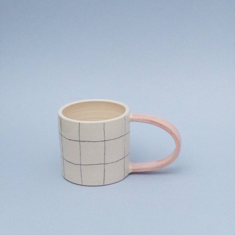 Tasse à carreaux avec anse colorée