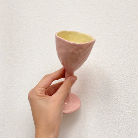 Coupe à vin rose en céramique