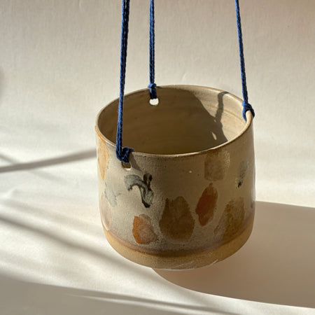 Cache-pot suspendu abstrait