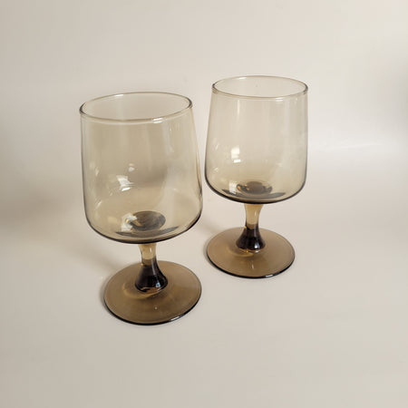 Duo de verres à pied vintage en verre fumé