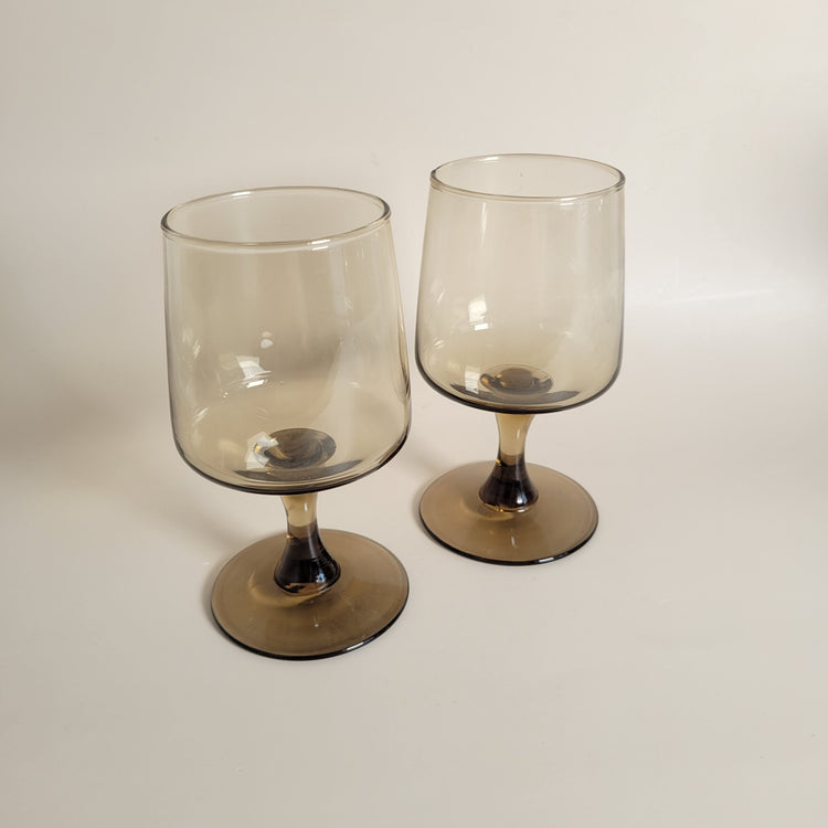 Duo de verres à pied vintage en verre fumé