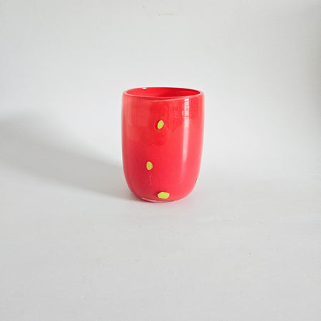 Gobelet en verre soufflé rouge vintage