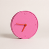 Horloge ronde bicolore fuschia