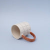 Tasse à carreaux avec anse colorée