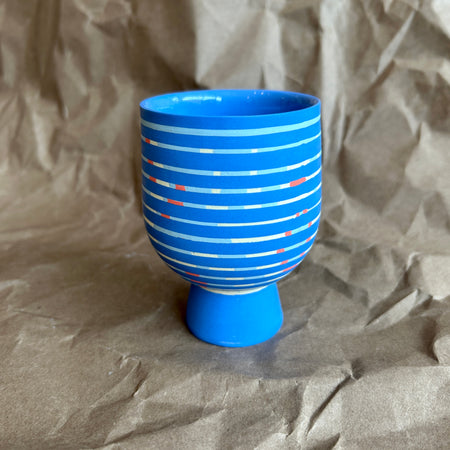 Gobelet ligné bleu sur pied