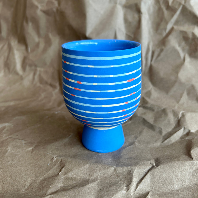 Gobelet ligné bleu sur pied