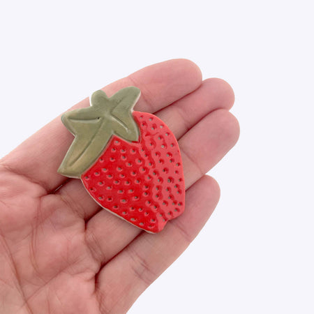 Broche en céramique Fraise
