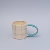 Tasse à carreaux avec anse colorée