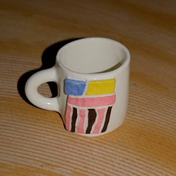 Ceramic mug bed