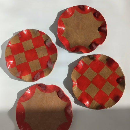 Assiette ondulée rouge [modèles variés]