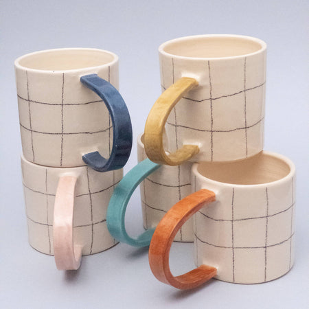 Tasse à carreaux avec anse colorée