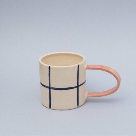 Tasse grille en céramique avec anse rose