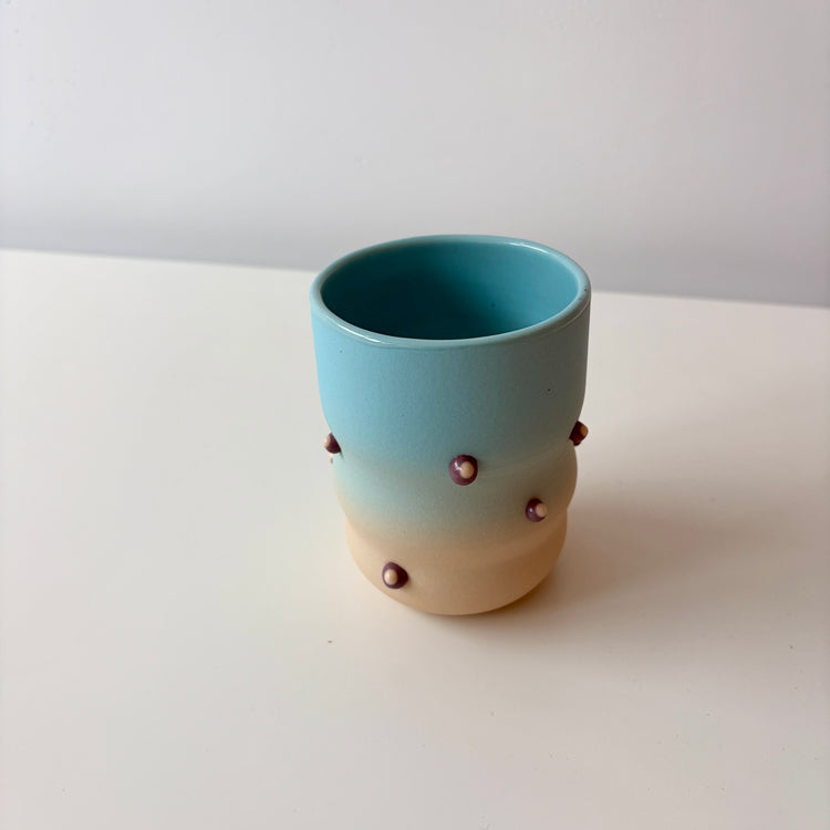 Gobelet bleu pois en céramique