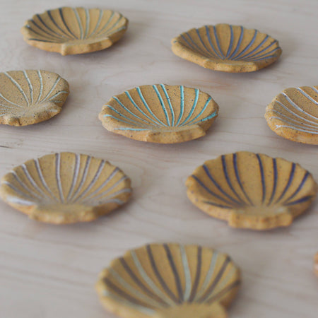 Petite assiette Coquillage [couleurs variées]