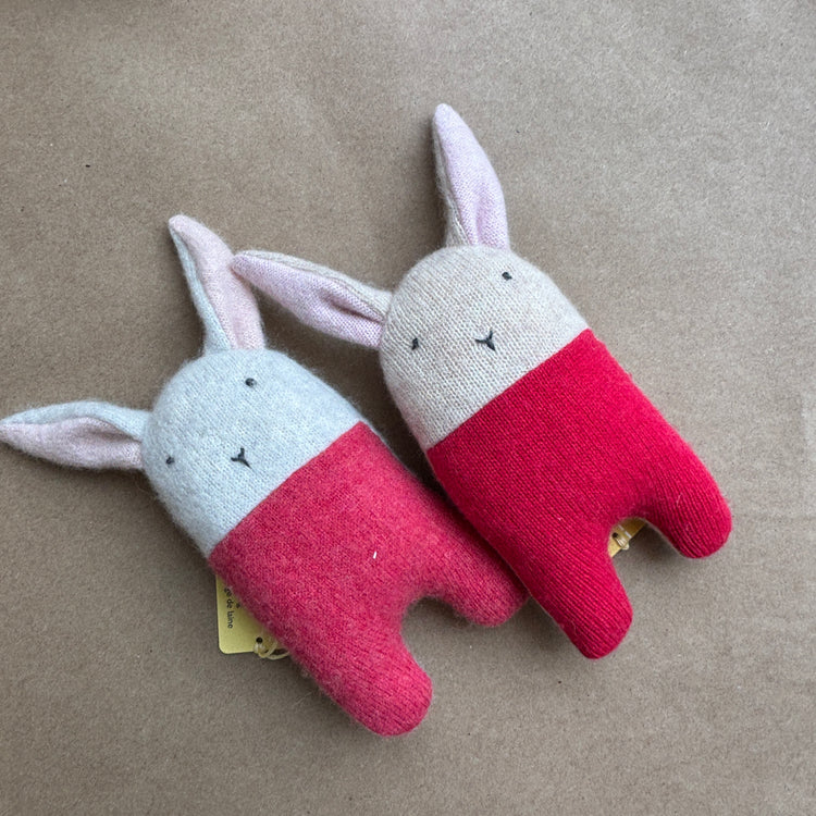 Hochet Lapin en cachemire [couleurs variées]