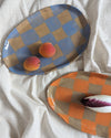 Assiette ovale à carreaux bleus