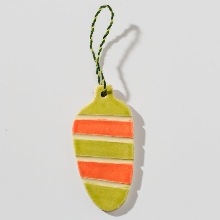 Ornement en céramique oval vert et rouge