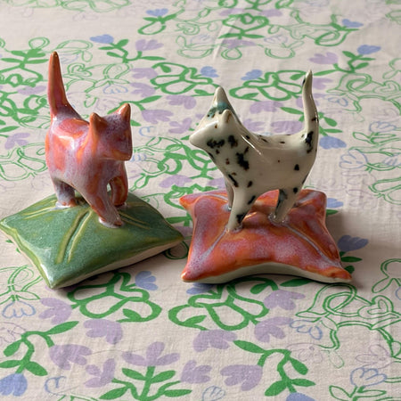 Figurine 'Cat on pillow' [modèles variés]
