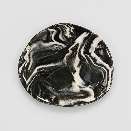 Assiette creuse en céramique marbrée