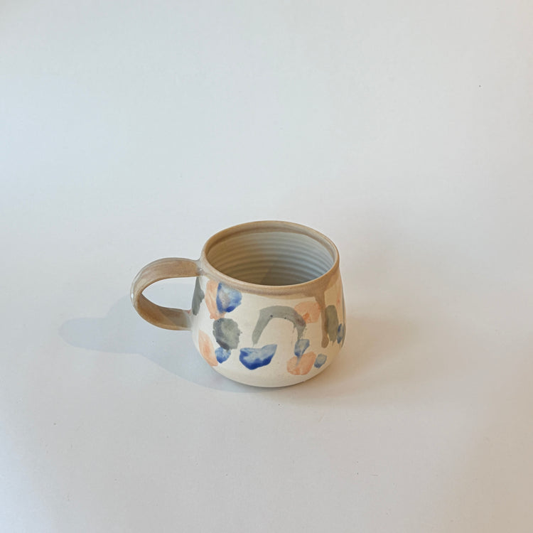 Tasse abstraite beige et bleue