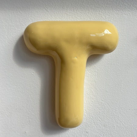 Lettre murale T en céramique jaune [tel quel]