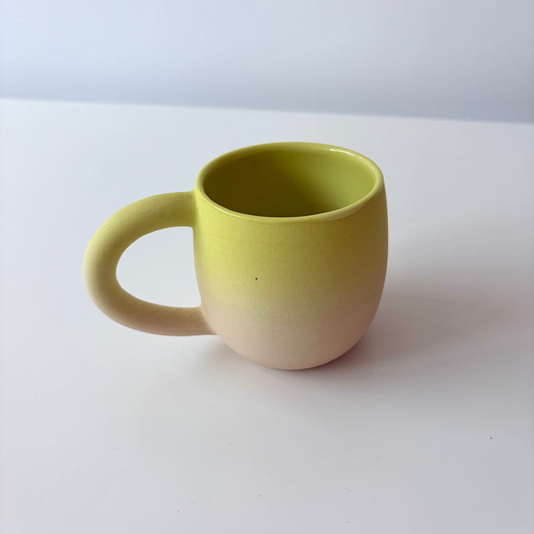 Tasse moyenne jaune-rose en céramique
