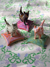 Figurine 'Cat on pillow' [modèles variés]