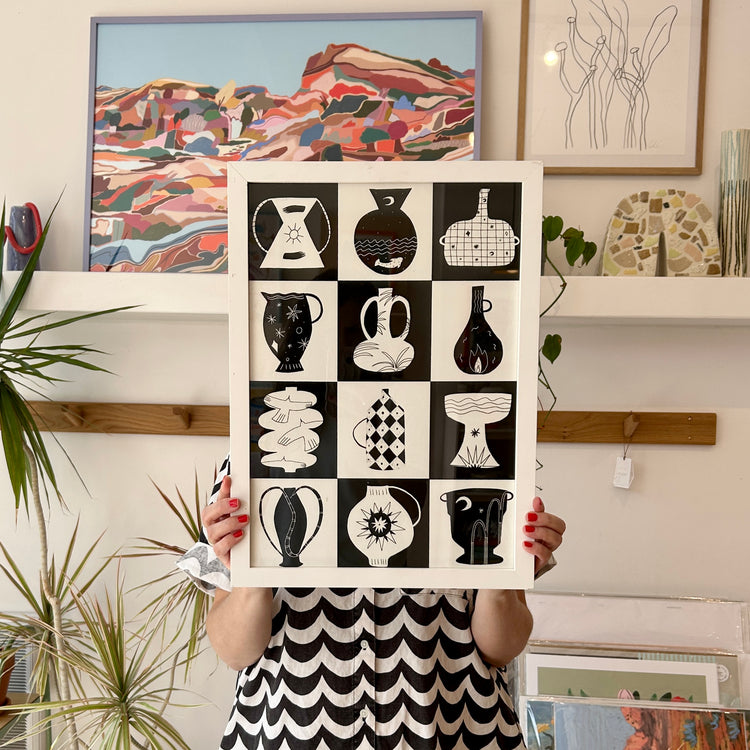 Affiche 'Black and White Pots' encadrée [tel quel]