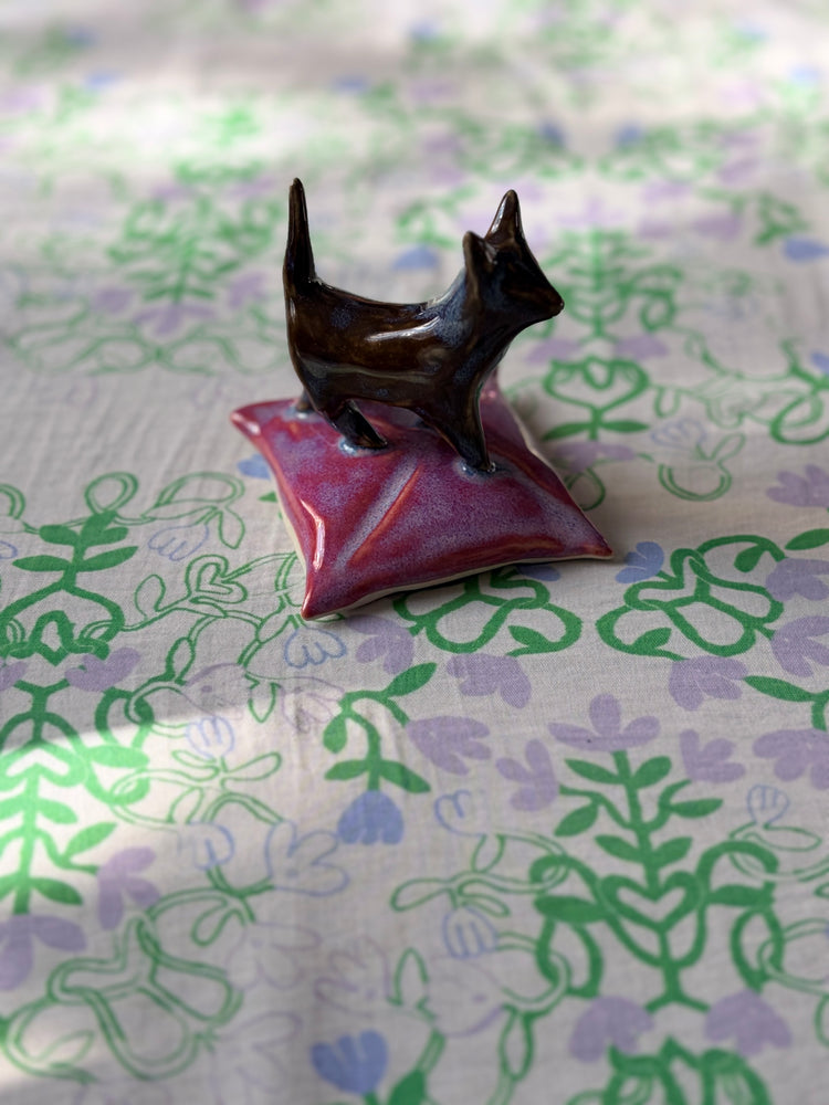 Figurine 'Cat on pillow' [modèles variés]
