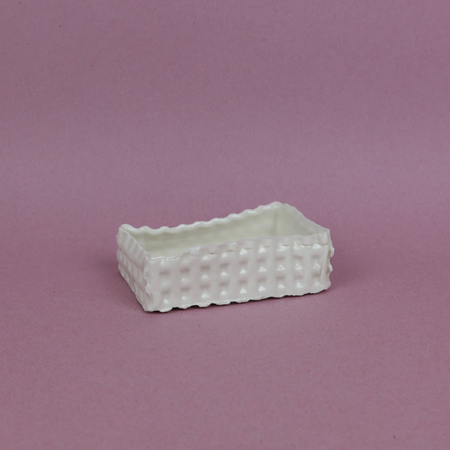 Petit plat texturé en porcelaine