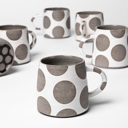 Tasse à pois en céramique