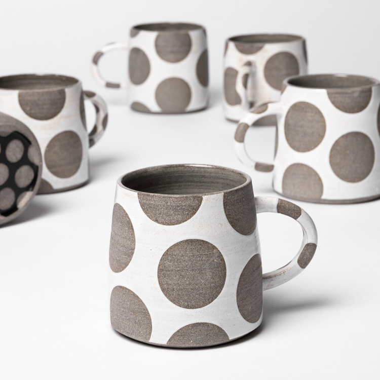 Tasse à pois en céramique