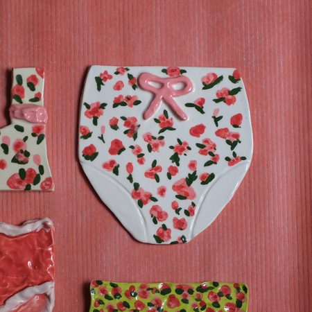 Pièce murale en céramique 'Culotte fleurie'