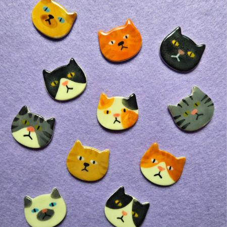 Épinglette en céramique Kitty [modèles variés]