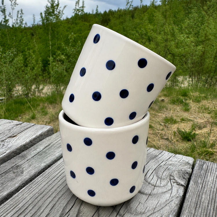 Long gobelet à pois bleus en céramique