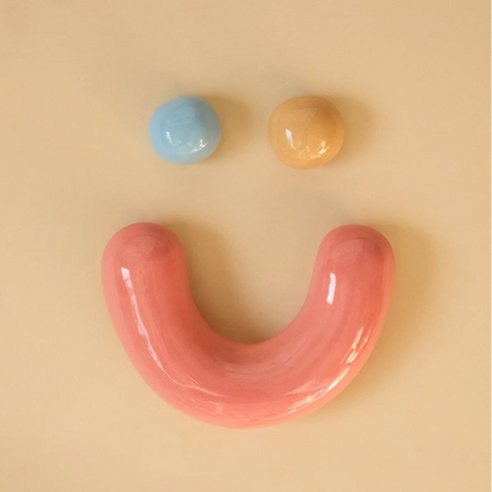 Emoji Smiley mural en céramique bleu, caramel et rose [sur commande]