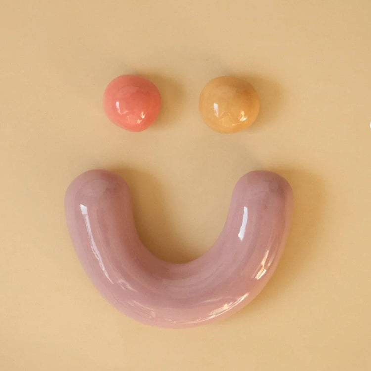 Emoji Smiley mural en céramique rose, caramel et lilas [sur commande]