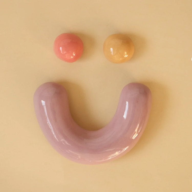 Emoji Smiley mural en céramique rose, caramel et lilas [sur commande]