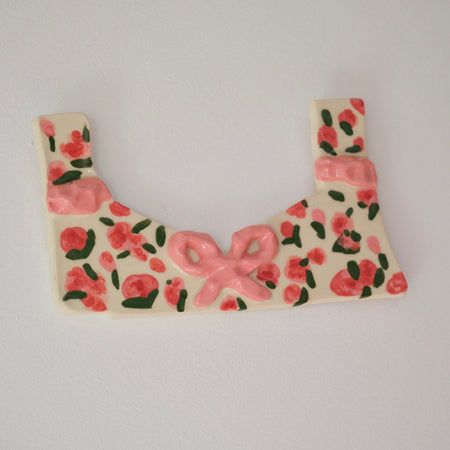 Pièce murale en céramique 'Soutien-gorge fleuri'