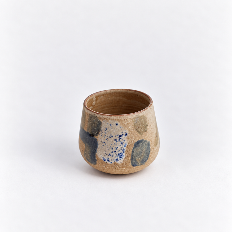 Gobelet abstrait terre, bleu et gris