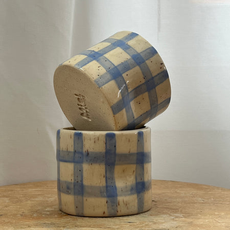 Gobelet en céramique quadrillé bleu
