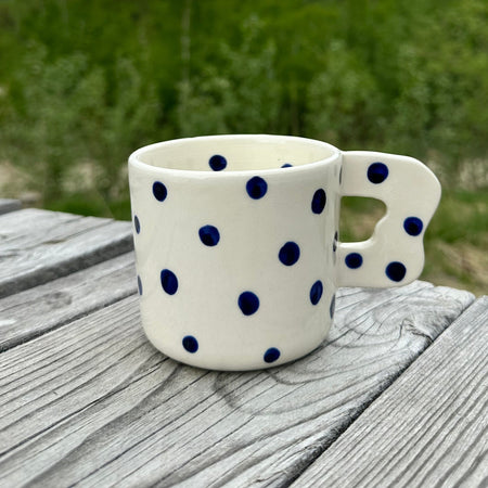 Tasse à pois bleus en céramique